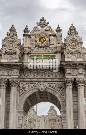 Détails sculptés sur marbre de la porte du palais Dolmabahçe, Istanbul Banque D'Images