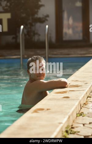 Homme asiatique se baigne dans la piscine de sources chaudes par temps froid Banque D'Images