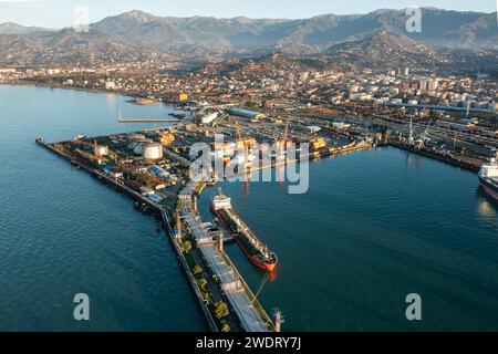 Vue aérienne de fret industriel et port pétrolier avec navire-citerne chargement dans la raffinerie de station de terminal de gaz et de pétrole, Batumi, Géorgie, Commerce mondial Banque D'Images