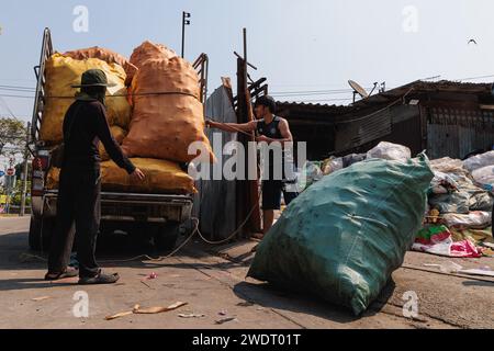 Bangkok, Thaïlande. 20 janvier 2024. Des travailleurs ont vu emballer les déchets de recyclage sur un camion à la communauté des ordures. La communauté des ordures à Bangkok, en Thaïlande, est située dans le district de Nong Khaem, non loin du centre d'élimination des déchets solides de Nong Khaem. Cette communauté est un bidonville. (Photo de Varuth Pongsapipatt/SOPA Images/Sipa USA) crédit : SIPA USA/Alamy Live News Banque D'Images