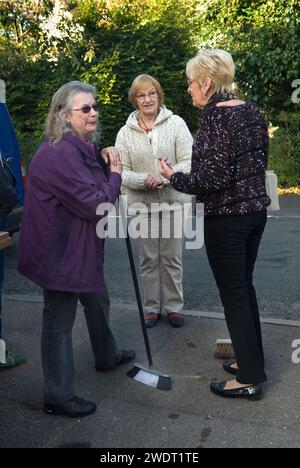 Femmes locales participant à un événement communautaire, Old Mans Day Braughing, Hertfordshire, 1 octobre 2015. ROYAUME-UNI ANNÉES 2010 HOMER SYKES Banque D'Images