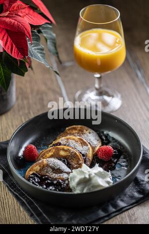 Crêpes avec confiture de myrtilles et framboises dans un bol. Banque D'Images