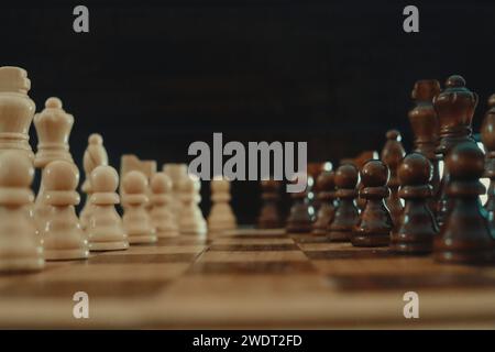 Gros plan de pièces d'échecs en bois sur un échiquier Banque D'Images
