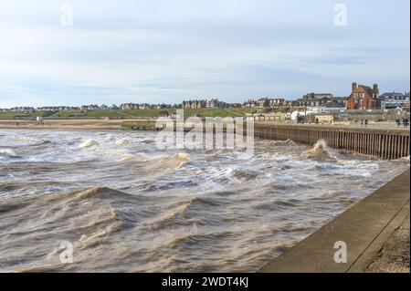 Gorleston-on-Sea, Norfolk, Royaume-Uni. La plage vue de la jetée sur une journée froide et venteuse en janvier Banque D'Images
