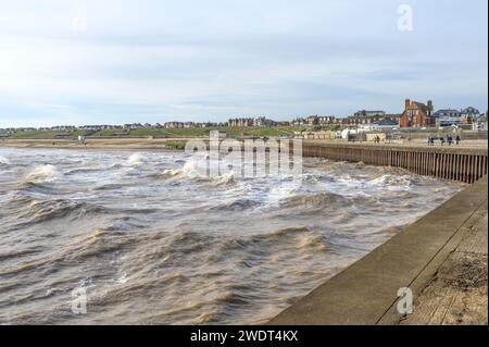 Gorleston-on-Sea, Norfolk, Royaume-Uni. La plage vue de la jetée sur une journée froide et venteuse en janvier Banque D'Images