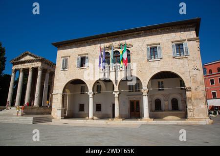 Bâtiment de l'Hôtel de ville (Palais communal), datant de 1296, Temple d'Auguste sur la gauche, à partir de 2 AD, place du Forum, Vieille ville, Pula, Croatie, Europe Banque D'Images