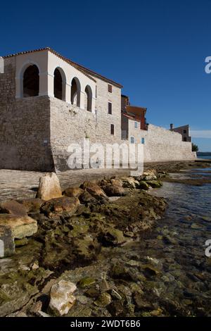 Site historique du Belvédère, datant de 1649, Vieille ville, Novigrad, Croatie, Europe Banque D'Images