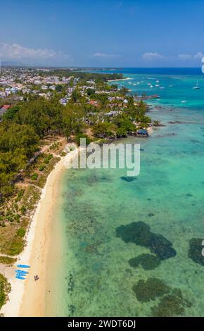 Vue aérienne de la plage et de l'eau turquoise au Clos Choisy, Maurice, Océan Indien, Afrique Banque D'Images