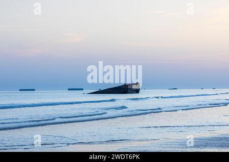 Le bloc de béton reste du port de Mulberry, Arromanches-les-bains, D-Day Landing Beach, Normandie, France, Europe Banque D'Images