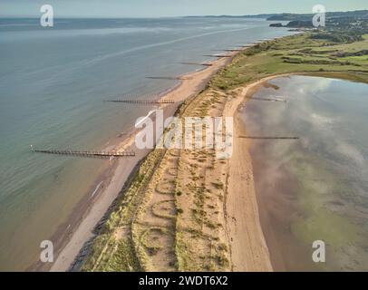 Vue aérienne de la plage et des dunes à Dawlish Warren, gardant l'embouchure de la rivière exe, regardant vers le sud le long de la côte vers la ville de Dawlish Banque D'Images