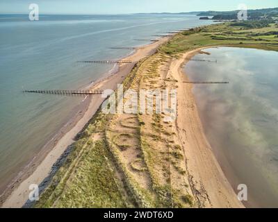 Vue aérienne de la plage et des dunes à Dawlish Warren, gardant l'embouchure de la rivière exe, regardant vers le sud le long de la côte vers la ville de Dawlish Banque D'Images