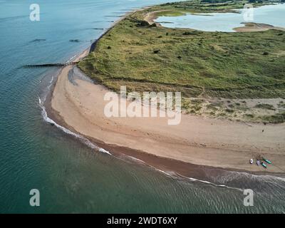 Vue aérienne de la plage et des dunes à Dawlish Warren, gardant l'embouchure de la rivière exe, regardant vers le sud le long de la côte vers la ville de Dawlish Banque D'Images