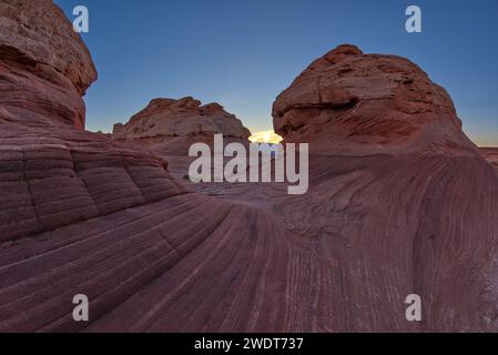La crête rocheuse ouest de la New Wave le long de la Beehive Trail au coucher du soleil, Glen Canyon Recreation Area, près de page, Arizona, États-Unis d'Amérique Banque D'Images