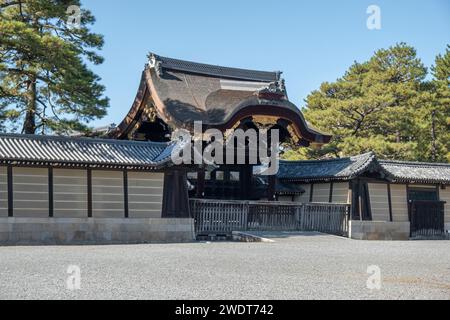 Porte en bois du palais impérial de Kyoto, Kyoto, Honshu, Japon, Asie Banque D'Images