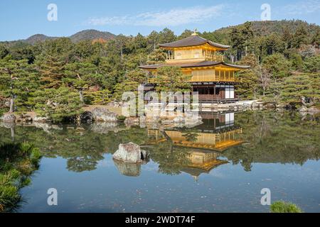 Temple du pavillon d'or Kinkaku-ji reflété dans un étang en automne, site du patrimoine mondial de l'UNESCO, Kyoto, Honshu, Japon, Asie Banque D'Images