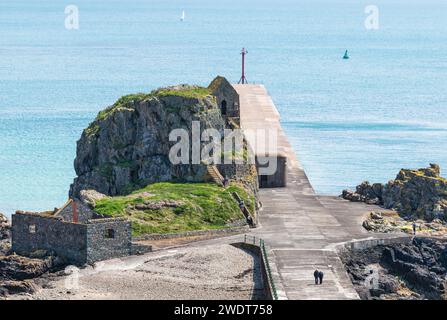 Vue vers la chapelle sur le rocher de l'Hermitage et le brise-lames du château Elizabeth, Jersey, îles Anglo-Normandes, Europe Banque D'Images