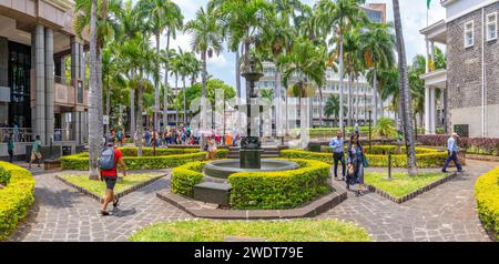 Vue sur fontaine et arbres de la place d'armes à Port Louis, Port Louis, Maurice, Océan Indien, Afrique Banque D'Images