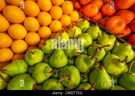 Vue des produits, y compris les poires et les oranges sur le marché du marché central à Port Louis, Port Louis, Maurice, Océan Indien, Afrique Banque D'Images