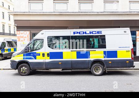 Londres, Royaume-Uni - 19 mai 2023 : Iveco Daily personnalisé pour British police transport. Metropolitan British police van, à Londres, Angleterre, Royaume-Uni Banque D'Images