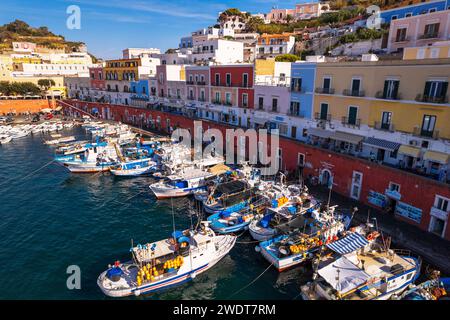 Vue aérienne du village italien coloré de Ponza avec des bateaux de pêche au premier plan, îles Pontines Banque D'Images