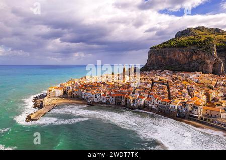 Vue aérienne du vieux village blanc de Cefalu par temps nuageux, vue aérienne, Cefalu, province de Palerme, mer Tyrrhénienne, Sicile, Italie, Méditerranée Banque D'Images