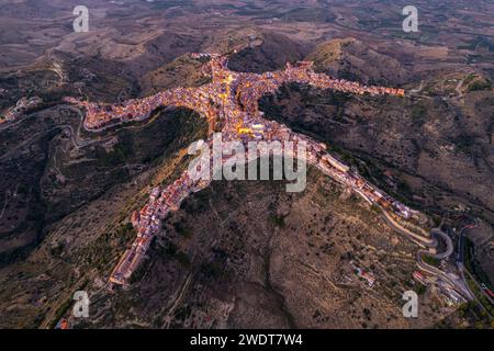 Vue aérienne de Centuripe, la ville en forme d'homme ou d'étoile, vue d'en haut au crépuscule, Centuripe, province d'Enna, Sicile, Italie, Méditerranée Banque D'Images