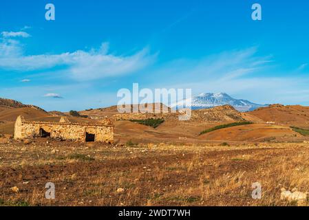 Paysage rural entourant le volcan Etna couvert de neige en automne, Etna Park, province de Catane, Sicile, Italie, Méditerranée, Europe Banque D'Images