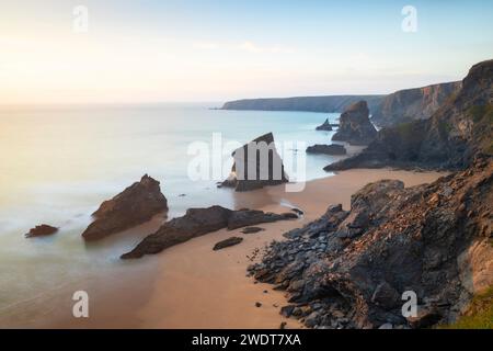 Coucher de soleil à Carnewas et Bedruthan Steps, Bedruthan Steps, Newquay, Cornouailles, Angleterre, Royaume-Uni, Europe Banque D'Images