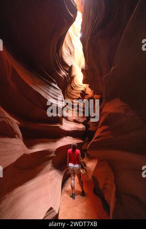 Une fille profite de la vue magnifique sur le canyon Upper Antelope par une journée ensoleillée d'été, page, Arizona, États-Unis d'Amérique, Amérique du Nord Banque D'Images