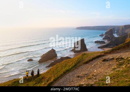 Vue aérienne au coucher du soleil de photographes à Carnewas et Bedruthan Steps, Bedruthan Steps, Newquay, Cornouailles, Angleterre, Royaume-Uni, Europe Banque D'Images