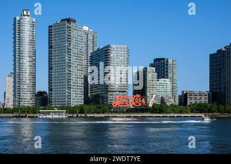 Le panneau Pepsi-Cola, construit en 1940, un panneau néon au Gantry Plaza State Park dans le quartier de long Island City dans le Queens, New York, États-Unis Banque D'Images