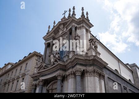 Vue de Santa Cristina, une église catholique romaine de style baroque qui reflète l'église adjacente de San Carlo et fait face à la Piazza San Carlo, Turin Banque D'Images