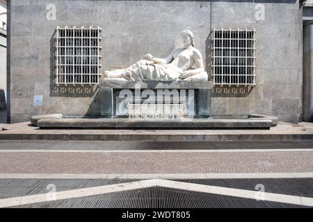 Vue de la fontaine de Dora dans la via Roma, exécutée par Umberto Baglion Banque D'Images