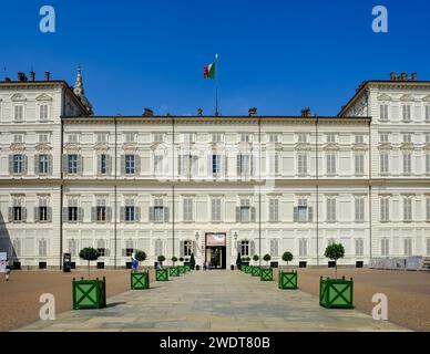 Vue sur la façade du Palais Royal, un palais historique de la Maison de Savoie, site du patrimoine mondial de l'UNESCO, Turin, Piémont, Italie, Europe Banque D'Images