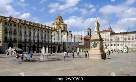 Vue sur la Piazza Castello, une place importante abritant plusieurs monuments, musées, théâtres et cafés Banque D'Images