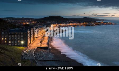 Aberystwyth Promenade, au crépuscule, prise à vitesse d’obturation lente, sur la côte ouest du pays de Galles, Aberystwyth, Ceredigion, pays de Galles, Royaume-Uni, Europe Banque D'Images