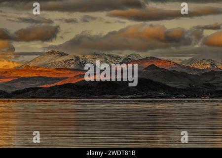 Vue à travers l'estuaire de Duddon vers la chaîne de montagnes lointaine Scafell et le Lake District pris de Sandscale Haws nature Reserve, Cumbria Banque D'Images