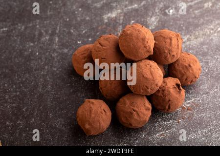 Photographie horizontale présentant des truffes au chocolat faites à la main. Cette confiserie gastronomique est un délicieux mélange de parfait pour ceux qui ont un goût pour Banque D'Images