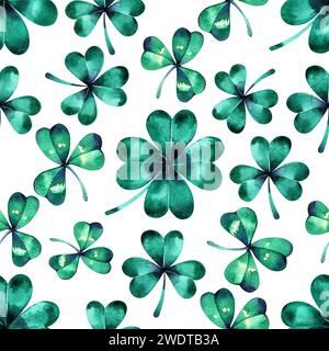 motif aquarelle sans couture sur le thème de st. le jour de patrick. feuilles vertes de trèfle à quatre feuilles sur fond blanc. imprimé fêtes Banque D'Images