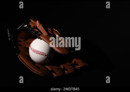 baseball et gant noir Banque D'Images