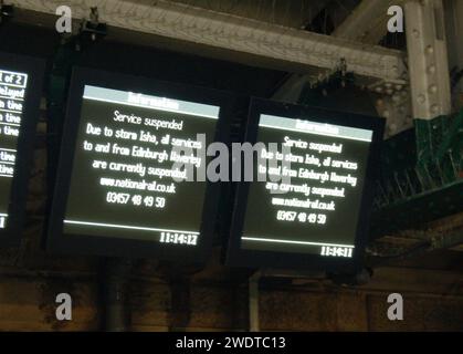 Panneaux d'information à Edinburgh Waverley car les voyageurs ont dû faire face à des perturbations sur le réseau ferroviaire à cause de la tempête Isha. Les services de ScotRail ont été suspendus et les services transfrontaliers ont subi des retards. Date de la photo : lundi 22 janvier 2024. Banque D'Images