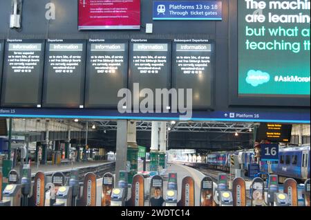 Panneaux d'information à Edinburgh Waverley car les voyageurs ont dû faire face à des perturbations sur le réseau ferroviaire à cause de la tempête Isha. Les services de ScotRail ont été suspendus et les services transfrontaliers ont subi des retards. Date de la photo : lundi 22 janvier 2024. Banque D'Images