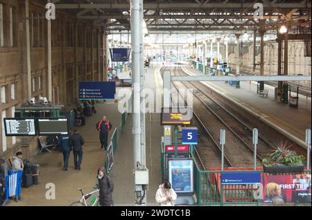 Plates-formes vides à Édimbourg Waverley alors que les voyageurs faisaient face à des perturbations sur le réseau ferroviaire à cause de la tempête Isha. Les services de ScotRail ont été suspendus et les services transfrontaliers ont subi des retards. Date de la photo : lundi 22 janvier 2024. Banque D'Images