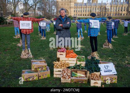 Londres, Royaume-Uni 22 janv. 2024 Guy Singh-Watson, fondateur de Riverford Organic. Des dizaines d'épouvantails sont ÔprotestingÕ devant les chambres du Parlement aujourd'hui, appelant le gouvernement à forcer les principaux supermarchés ÔBig SixÕ - Tesco, SainsburyÕs, Asda, Morrisons, Aldi, et Lidl - à #GetFairAboutFarming. Les 49 épouvantails debout à l'extérieur du Parlement représentent les 49% des producteurs de fruits et légumes qui disent qu'il est probable qu'ils vont cesser leurs activités dans les 12 prochains mois, selon une étude de la société de boîtes à légumes biologiques, Riverford. Le ÔprotestÕ précède les députés qui débattent du Get Fair About Farming Banque D'Images