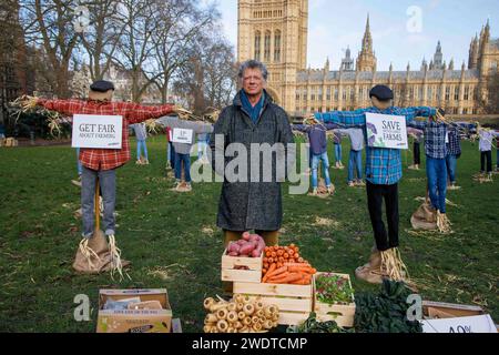 Londres, Royaume-Uni 22 janv. 2024 Guy Singh-Watson, fondateur de Riverford Organic. Des dizaines d'épouvantails sont ÔprotestingÕ devant les chambres du Parlement aujourd'hui, appelant le gouvernement à forcer les principaux supermarchés ÔBig SixÕ - Tesco, SainsburyÕs, Asda, Morrisons, Aldi, et Lidl - à #GetFairAboutFarming. Les 49 épouvantails debout à l'extérieur du Parlement représentent les 49% des producteurs de fruits et légumes qui disent qu'il est probable qu'ils vont cesser leurs activités dans les 12 prochains mois, selon une étude de la société de boîtes à légumes biologiques, Riverford. Le ÔprotestÕ précède les députés qui débattent du Get Fair About Farming Banque D'Images