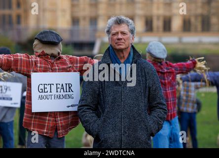 Londres, Royaume-Uni 22 janv. 2024 Guy Singh-Watson, fondateur de Riverford Organic. Des dizaines d'épouvantails sont ÔprotestingÕ devant les chambres du Parlement aujourd'hui, appelant le gouvernement à forcer les principaux supermarchés ÔBig SixÕ - Tesco, SainsburyÕs, Asda, Morrisons, Aldi, et Lidl - à #GetFairAboutFarming. Les 49 épouvantails debout à l'extérieur du Parlement représentent les 49% des producteurs de fruits et légumes qui disent qu'il est probable qu'ils vont cesser leurs activités dans les 12 prochains mois, selon une étude de la société de boîtes à légumes biologiques, Riverford. Le ÔprotestÕ précède les députés qui débattent du Get Fair About Farming Banque D'Images