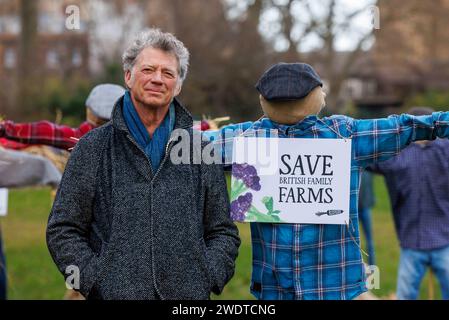 Londres, Royaume-Uni 22 janv. 2024 Guy Singh-Watson, fondateur de Riverford Organic. Des dizaines d'épouvantails sont ÔprotestingÕ devant les chambres du Parlement aujourd'hui, appelant le gouvernement à forcer les principaux supermarchés ÔBig SixÕ - Tesco, SainsburyÕs, Asda, Morrisons, Aldi, et Lidl - à #GetFairAboutFarming. Les 49 épouvantails debout à l'extérieur du Parlement représentent les 49% des producteurs de fruits et légumes qui disent qu'il est probable qu'ils vont cesser leurs activités dans les 12 prochains mois, selon une étude de la société de boîtes à légumes biologiques, Riverford. Le ÔprotestÕ précède les députés qui débattent du Get Fair About Farming Banque D'Images