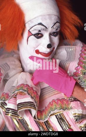 Portrait de 1979 d'un clown Ringling Brother en whiteface lors d'auditions de clown au Nassau Coliseum à Uniondale, long Island, New York. Banque D'Images