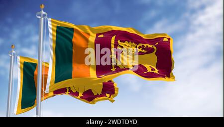 Deux drapeaux nationaux du Sri Lanka brandissant par temps clair. Pays insulaire en Asie du Sud, situé dans l'océan Indien. illustration 3d redner. Tissu ondulé Banque D'Images