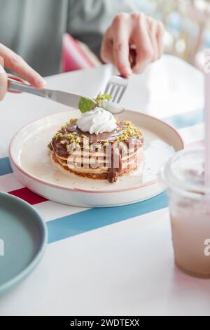 Tres leches crêpe au café avec noix de chocolat et garniture à la crème fouettée. Banque D'Images